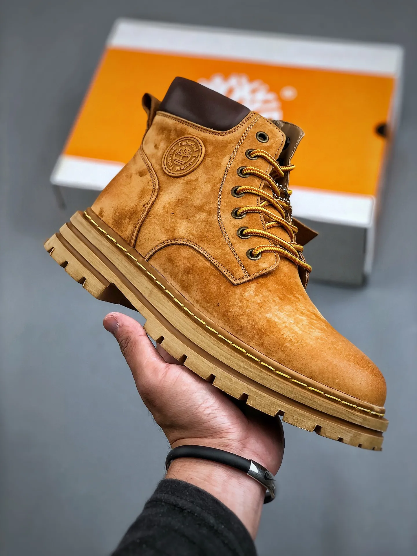 Local 💰560 core recommendation, good price, new goods 🚀Timberland Timberland/Timberland outdoor high-top casual rhubarb boots series #Guangdong Dachang quality original box original packaging #25ss new fashion trend matching The fabric is made of Italian 🇮🇹 top frosted fine-grained cowhide with anti-odor and anti-corrosion genuine leather latex insoles. The outsole and hardware are all made from OEM raw materials. The same process as the original Goodyear never-opening process Good products do not kill pigs. The quality of the first order is strictly controlled. Exclusively released on the entire network. The quality is beyond doubt. The whole set of official website unified packaging gives you a perfect wearing experience. The quality is exquisite and durable. A must-have for sportsmen. Specially designed to prevent handsomeness. High-quality and first-class foot feel. This winter, it is specially used for cold protection and outdoor use. Daily casual matching. Size: 39 40 41 42 43 44 (leather shoe size)